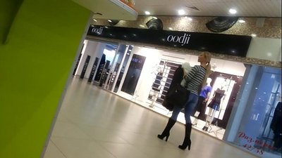 Une nana cool dans un supermarché.